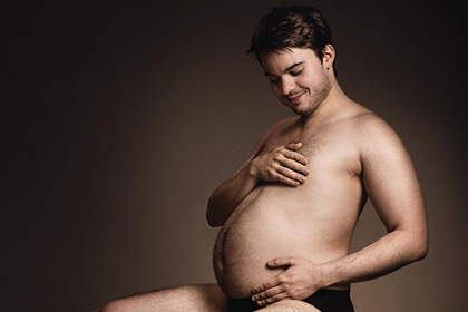 Мужчины с пивными животами спародировали фотосессии беременных женщин
