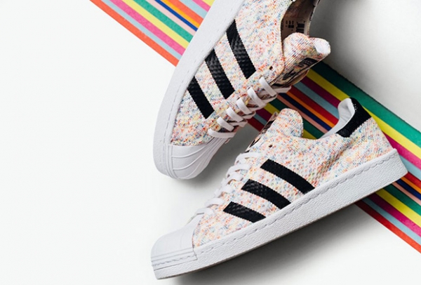 adidas Originals выпустил кроссовки с ЛГБТ-символикой 