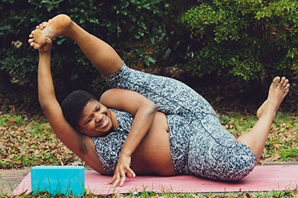 Американская гуру йоги с пышными формами вдохновила пользователей соцсетей