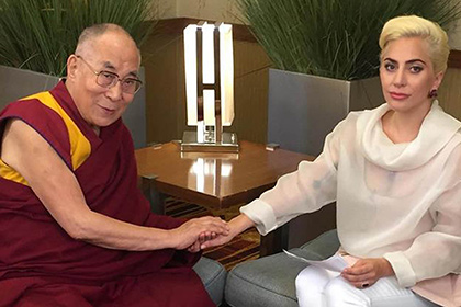 В Китае запретили Леди Гагу после ее встречи с Далай-ламой