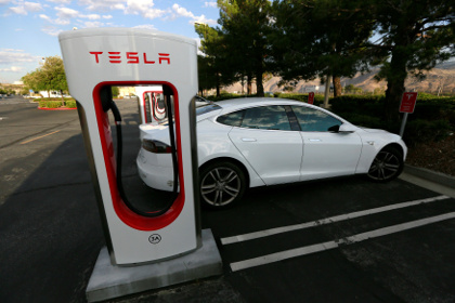 В США начали расследование гибели водителя Tesla при езде на автопилоте