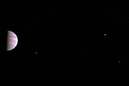 Зонд Juno передал на Землю первые снимки Юпитера