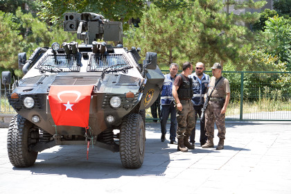 Арестованы два члена КС Турции и главный военный советник Эрдогана