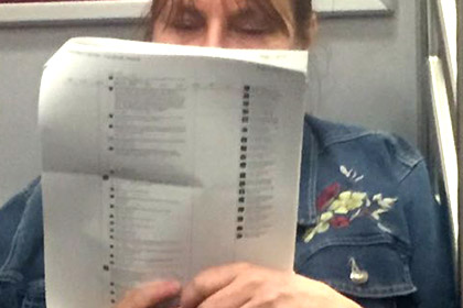 Американка распечатала ленту комментариев из Facebook и почитала ее в метро