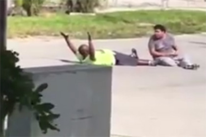Полицейский в Майами ранил помогавшего аутисту безоружного чернокожего