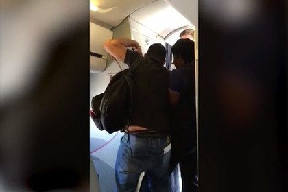 Пассажиру American Airlines запретили полеты по США из-за нападения на стюардесс