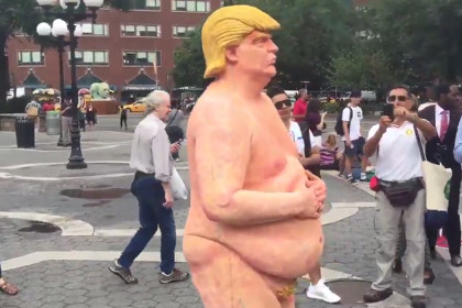Анархисты установили в городах США статуи голого Трампа