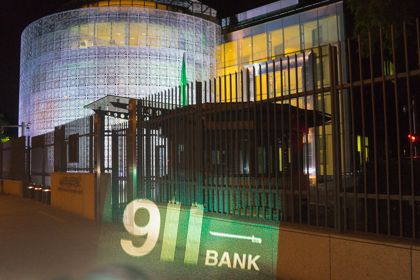 На здании саудовского посольства в Берлине высветили надпись «911 BANK»