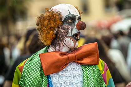 В Швеции неизвестный в маске клоуна напал с ножом на молодого человека