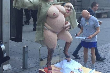 Пользователи сети встали на защиту статуи голой Хиллари Клинтон