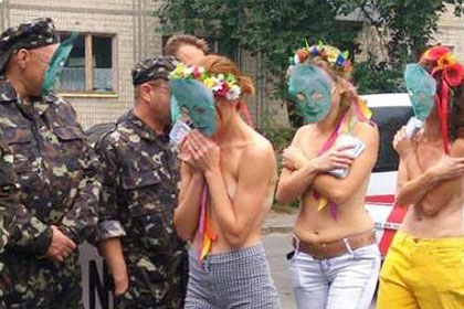 Полуголые активистки Femen и бойцы «Торнадо» устроили митинг у посольства США