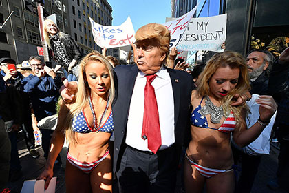 В Нью-Йорке двойник Дональда Трампа повеселился с моделями в бикини