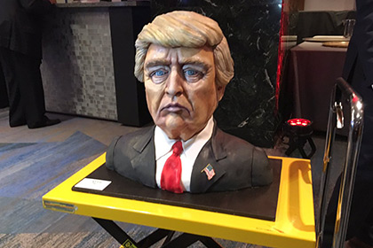 «Грустный» торт в виде Трампа вдохновил пользователей на фотожабы