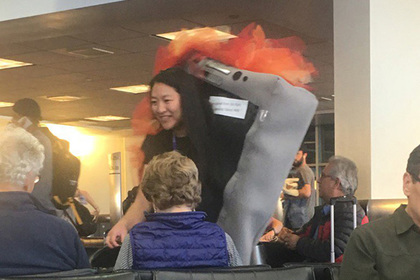 Стюардесса в костюме горящего смартфона Samsung стала звездой соцсетей