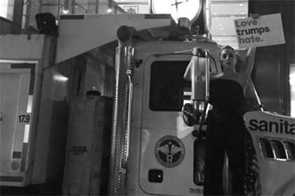 Леди Гага устроила пикет возле небоскреба Трампа в Нью-Йорке