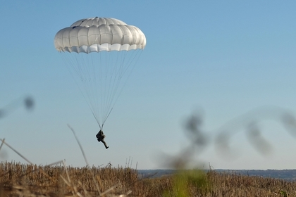 Венгерского парашютиста ветром занесло на Украину