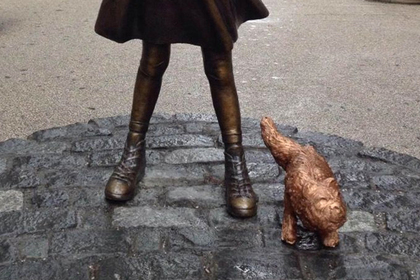 К статуям «Смелой девочки» и «Атакующего быка» в США добавили писающую собаку
