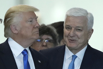 Черногорский премьер подтвердил право президента США стоять впереди всех