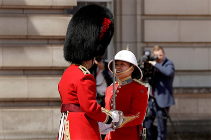 Женщина впервые командовала сменой караула у Букингемского дворца