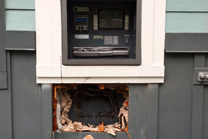 В США взломщики банкомата случайно сожгли хранившиеся в нем деньги