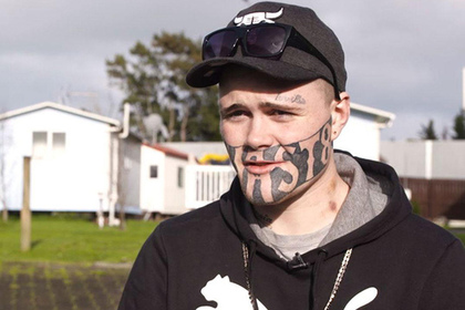 Отсидевший новозеландец татуировкой на лице пожаловался на отсутствие работы