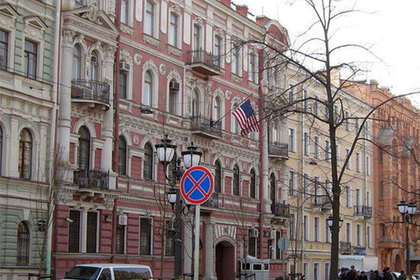 Генконсульство США в Петербурге облили краской