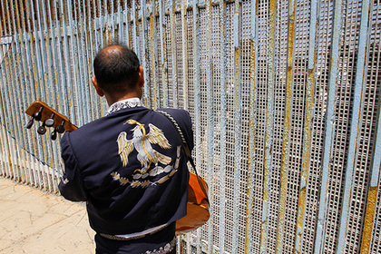 Прототип стены на границе с Мексикой начали строить в США