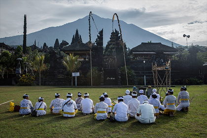 Индонезийские жрецы принесли жертву пробудившемуся вулкану