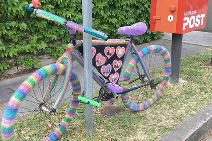 Премьер-министр Австралии разыскал создателя радужного вязаного велосипеда
