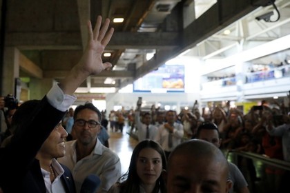 Гуайдо вернулся в Венесуэлу и позвал на митинги