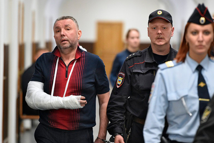 Обвиненный в хищении полумиллиарда рублей офицер ФСБ появился в суде в гипсе