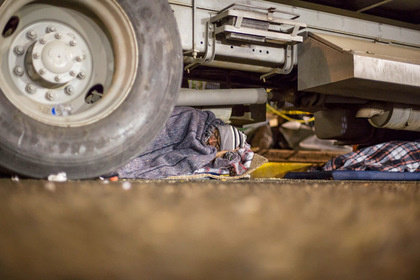 Мигранты спрятались в грузовике и попали на военную базу США