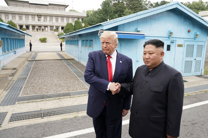 Трамп и Ким Чен Ын обменялись рукопожатием