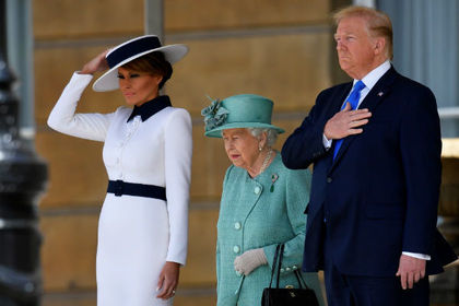 Елизавета II уличила Трампа в забывчивости из-за подарка