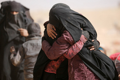 США вернули к себе связанных с «Исламским государством» женщин и детей