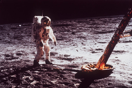 США пообещали оставить астронавтов на Луне