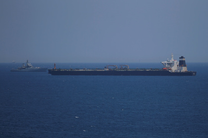Пять катеров Ирана пустились в погоню за британским танкером