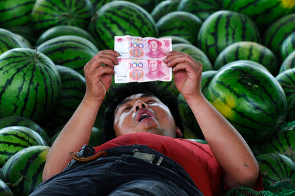Китай обвалил юань назло США