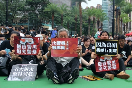 Протестующие в Гонконге призвали Трампа освободить их от контроля Пекина