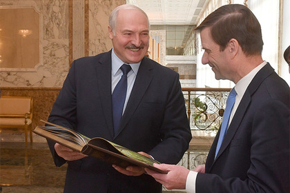 Лукашенко пообещал отвезти замгоссекретаря США в лес