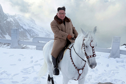 Ким Чен Ын поднялся на священную гору на белом коне